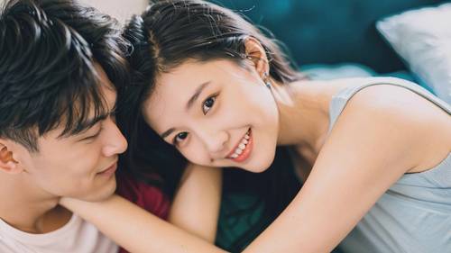 一个男生喜欢一个女生的表现，男生心动瞬间那些藏不住的小心思